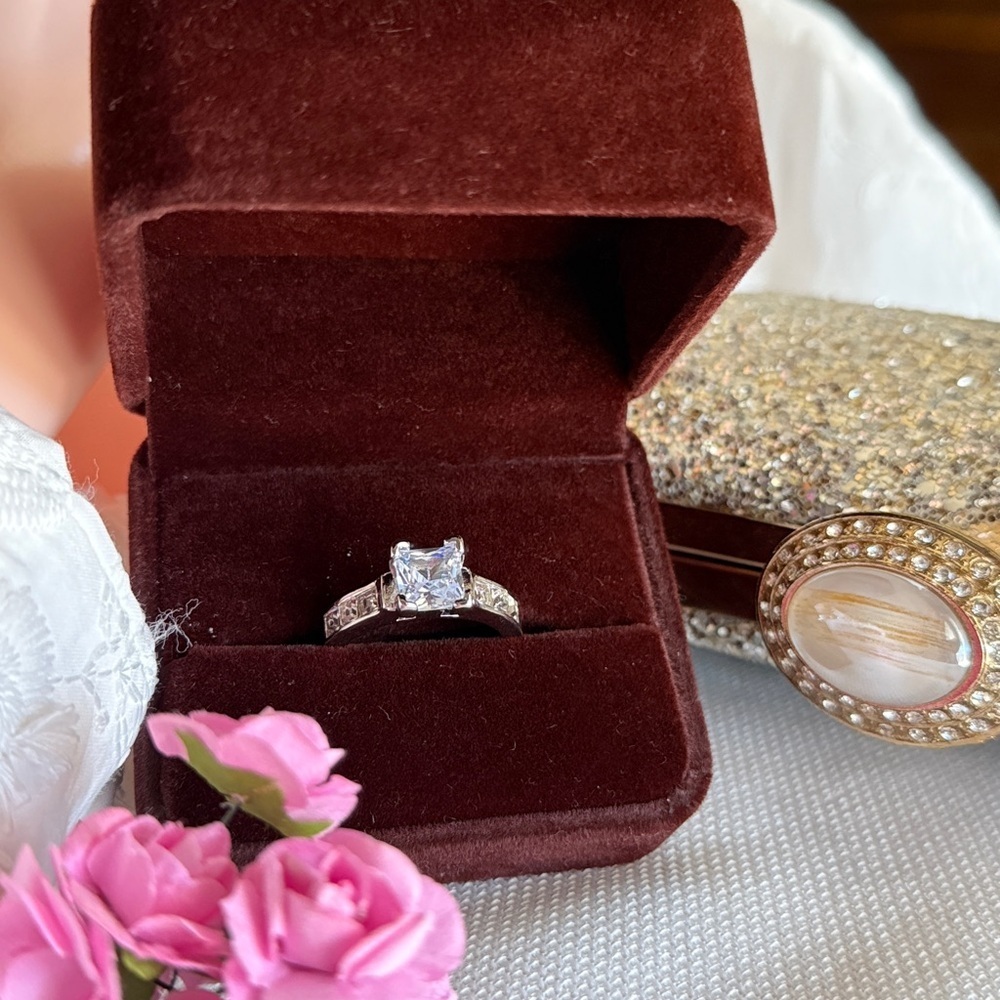 ⚜️ Bridal Engagement Ring with Square Gemstone - Picture 3 of 6